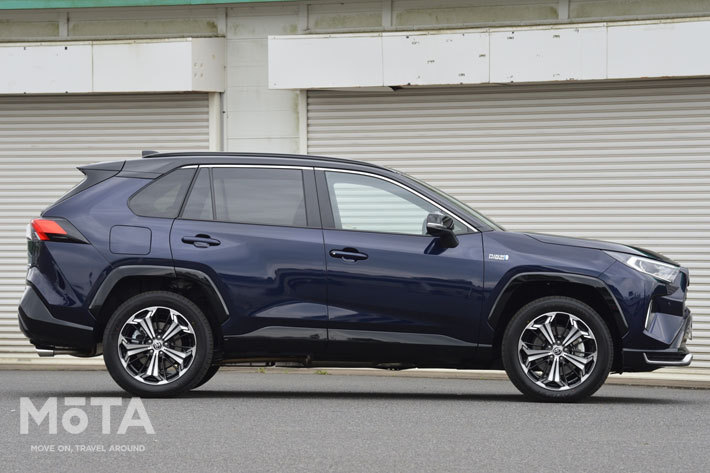 トヨタ RAV4 PHV Black-tone[ボディカラー：アティチュードブラックマイカ×ダークブルーマイカ]