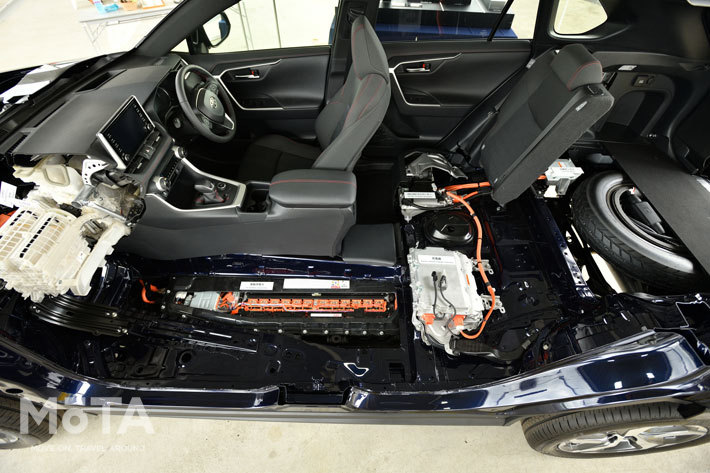 車体中央に積まれる大容量リチウムイオンバッテリー。重心高も低く抑えられるので走行安定性も向上しています。