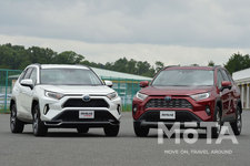 (左)トヨタ RAV4 PHV(プラグインハイブリッド)／(右)トヨタ RAV4 ハイブリッド