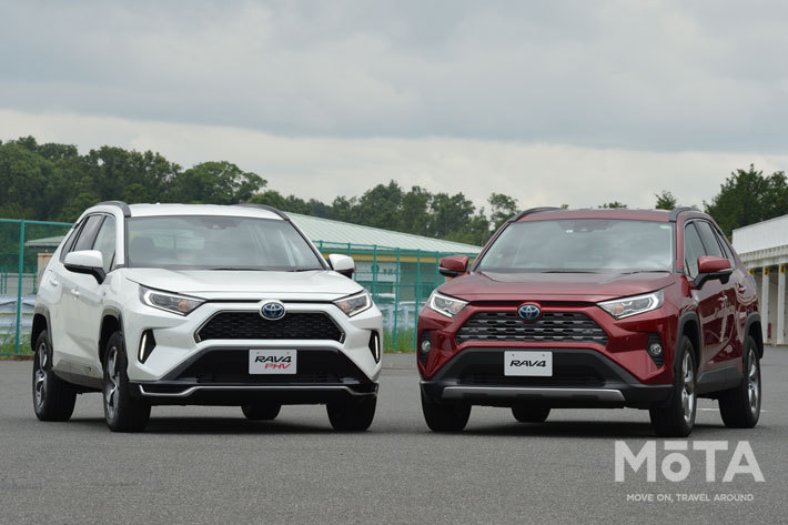 RAV4 PHVは、トヨタのSUVで初となるPHVモデル。新開発のプラグインハイブリッドシステム「THS-II Plug-in」を搭載しますが、基本的な成り立ちはRAV4 ハイブリッドと同様に前後2モーター+2.5リッターエンジンです。[左：RAV4 PHV／右：RAV4 ハイブリッド]