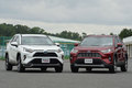 スープラ並みに速い！ RAV4 PHVは普通のRAV4とどこが違う！？