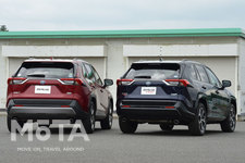 (左)トヨタ RAV4 ハイブリッド／(右)トヨタ RAV4 PHV(プラグインハイブリッド)