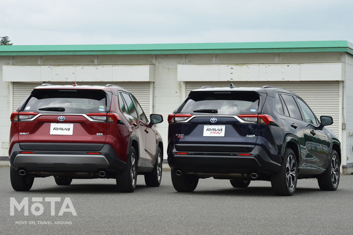 (左)トヨタ RAV4 ハイブリッド／(右)トヨタ RAV4 PHV(プラグインハイブリッド)