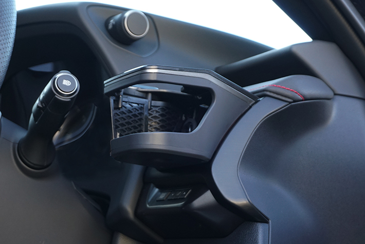 レクサス UXのインパネデザインにマッチするAZUTOのドリンクホルダー。ウインカーやハンドルの操作にも支障が出ないように設計されている