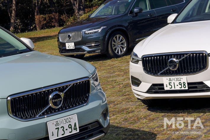 ボルボ XC40(手前左)とXC60(右)／XC90(奥)[※画像はそれぞれ2019年モデル／XC90はマイナーチェンジ前のモデル]