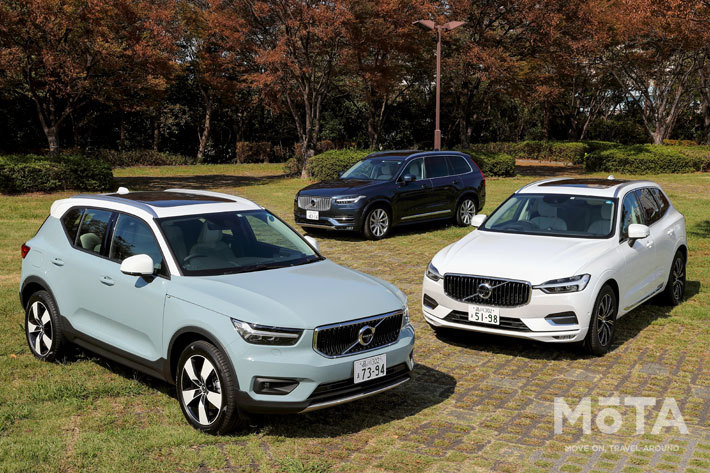 ボルボ XC40(手前左)とXC60(右)／XC90(奥)[※画像はそれぞれ2019年モデル／XC90はマイナーチェンジ前のモデル]