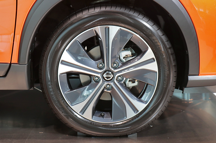 値下げ☆キックスE-power205/55R17 ブルーアースE70 純正ホイール114.3  5穴付　 日産の新型SUV「キックス」の新車装着タイヤに横浜ゴム「ブルーアース