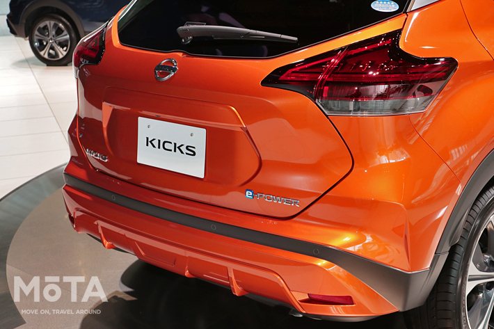 新型キックスのリアビューは、ブーメラン型のリアコンビランプやリアのホイールアーチなど有機的なデザインが特徴。
