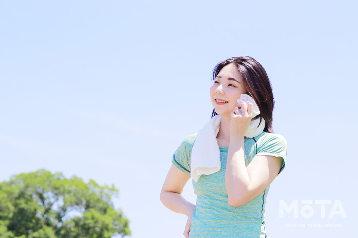 車内でも アウトドアでも 振って冷たいクールタオルで賢く暑さ対策を 車内の冷感グッズ コラム Mota