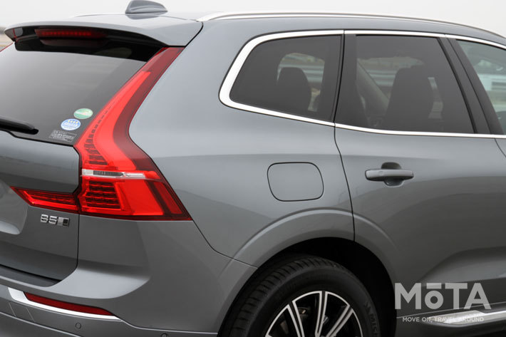 ボルボXC60　現行モデル　B5モメンタム　純正グリル　美品　傷無し ボルボXC60 現行モデル B5モメンタム 純正グリル 美品 傷無し