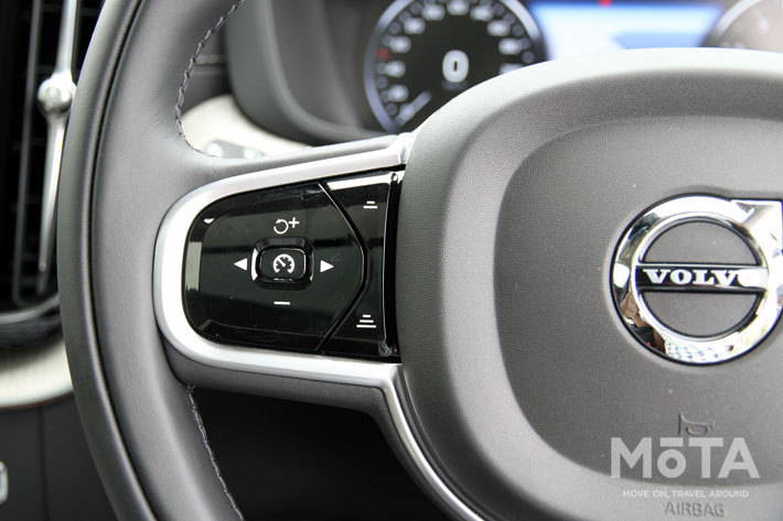 ボルボ XC60 B5 AWD Inscription[48Vハイブリッド]