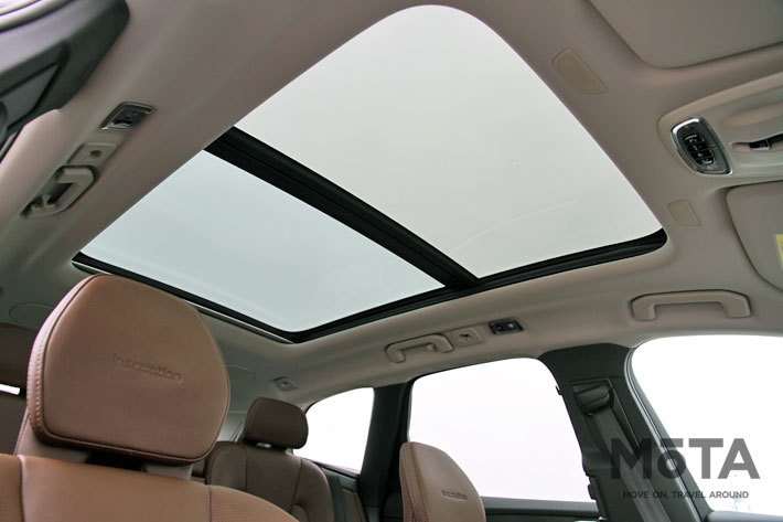 オプションでおよそ20万円相当の電動パノラマ・ガラス・サンルーフが備わっている中古車は特に狙い目だ