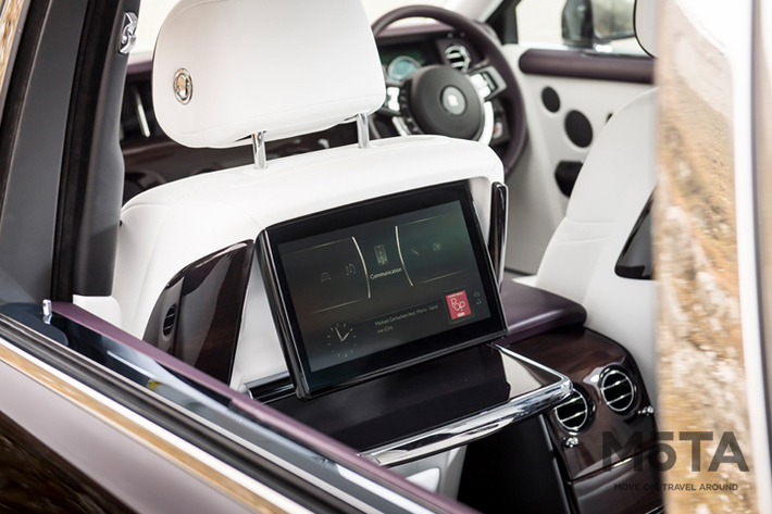 フロントシートのシートバックに装備された、シアターシステムのモニターとテーブルが展開される。