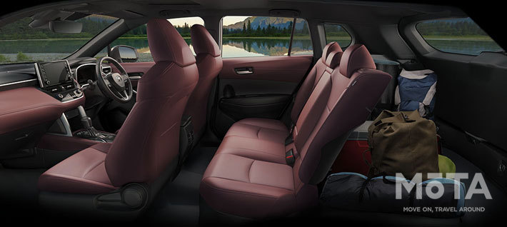 カローラクロスの荷室容量は487リットルとクラストップ。後席の足元や頭上まわりなど、室内も充分な空間を確保している。