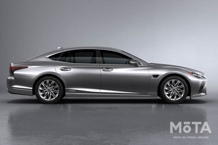 レクサス LS:フロントタイヤ後ろの黒い凹みがLiDAR。このほかにフロントバンパーとリアバンパーにもLiDARを備える。