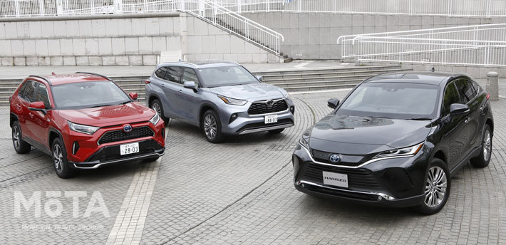 左から「トヨタ RAV4 PHV」「ハイランダー」(北米専用車)、そして「ハリアー」。この3台、実はプラットフォームなどを共有化する兄弟車なのであるが、見事にキャラクターの異なるモデルに造り分けられていることがわかる