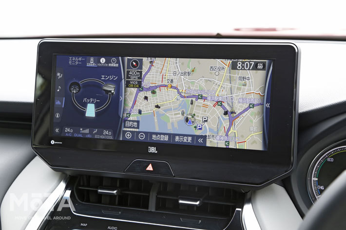 ご覧の通りナビと車両情報などといった2つの情報を同時に表示可能となっている。写真左側の部分はタッチすれば右側に移動ができるため、運転席/助手席それぞれからエアコンの操作が可能な仕様となっている