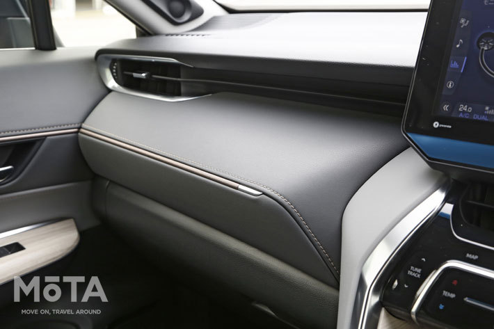 トヨタ 新型ハリアー G(ハイブリッド・E-Four)[ボディカラー：センシュアルレッドマイカ／内装色：グレー(ファブリック+合成皮革)]