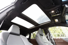 トヨタ 新型ハリアー Z(ハイブリッド・FF)　調光パノラマルーフ(透過状態・調光ON)[ボディカラー：スレートグレーメタリック／内装色：ブラウン(ファブリック+合成皮革)]