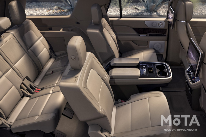 さすがは全長5m超えだけあって、後席の広さはミニバン顔負け。2列目はキャプテンシートとなっており、シート間には大きなセンターコンソールでエアコンやリヤモニターの操作などが行える