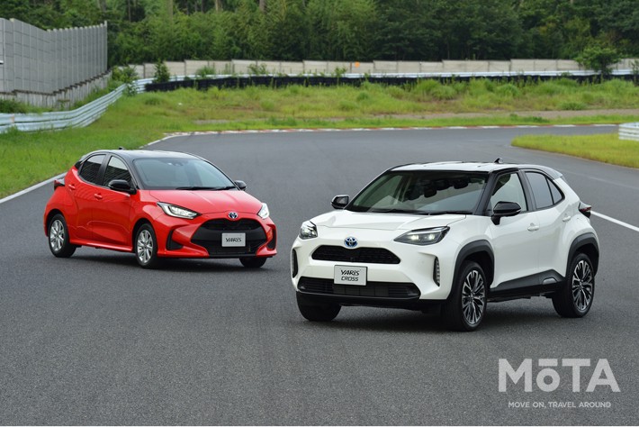 コンパクトカー「ヤリス」(左)とコンパクトSUV「ヤリスクロス」(右)