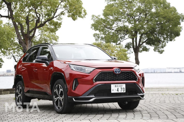 トヨタ 新型 RAV4 PHV BLACK TONE[E-Four(4WD)／ボディカラー：アティチュードブラックマイカ×エモーショナルレッドII]