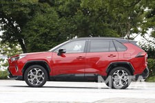トヨタ 新型 RAV4 PHV BLACK TONE[E-Four(4WD)／ボディカラー：アティチュードブラックマイカ×エモーショナルレッドII]