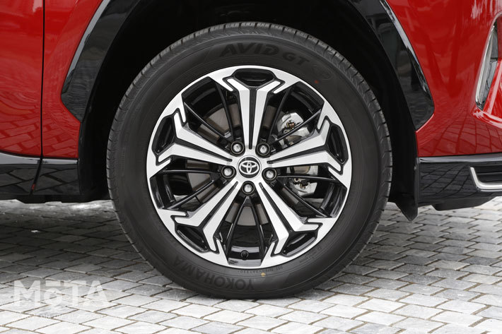 トヨタ 新型 RAV4 PHV BLACK TONE[E-Four(4WD)／ボディカラー：アティチュードブラックマイカ×エモーショナルレッドII]