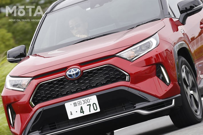 トヨタ 新型 RAV4 PHV BLACK TONE[E-Four(4WD)／ボディカラー：アティチュードブラックマイカ×エモーショナルレッドII]