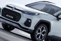 RAV4のスズキ版がオトコマエ過ぎる！ スズキ アクロス、PHV専用車が今秋デビュー