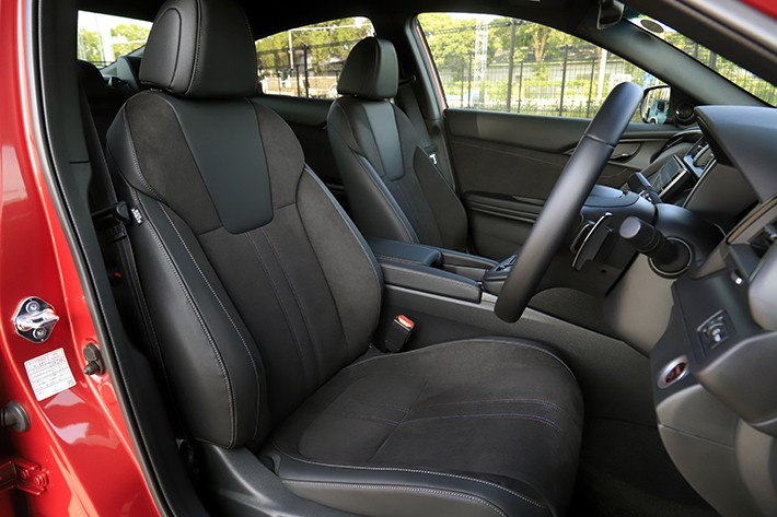 優しく身体を支えるフロントシート。適度なホールド感が心地いい