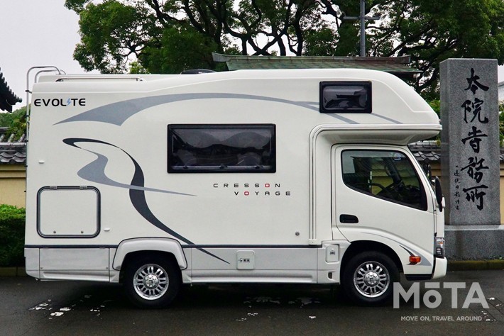 駐車場問題勃発 どデカイキャンピングカーって普段どこに保管するの 小沢コージ53歳 コロナ禍でキャンピングカー買っちゃいました コラム Mota 駐車場問題勃発 どデカイキャンピングカーって普段どこに保管するの 小沢コージ53歳 コロナ禍でキャンピングカー買っちゃいました コラム Mota