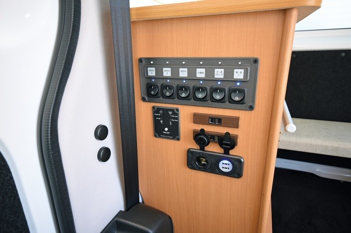 キッチンカウンター横に集中電源スイッチや100Vコンセント、USB&DC12Vソケットを用意