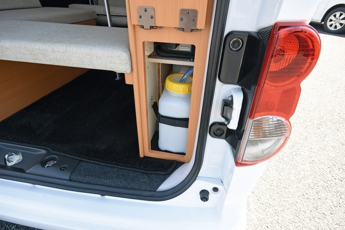 給排水タンク(各12L)を装備