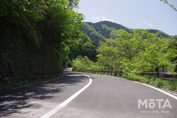 山道などでの運転の緊張感を和らげてくれる