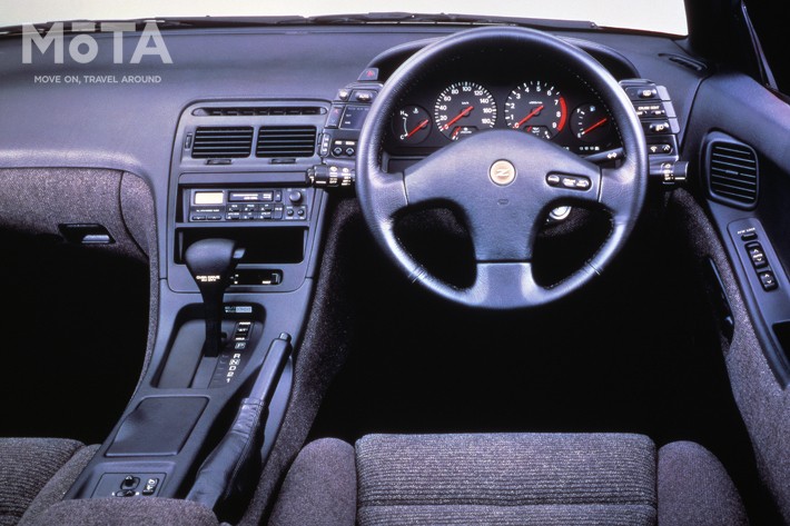 メーター左右に設置されたサテライトスイッチが新鮮だったZ32型フェアレディZの内装・コックピット回り, 1992年に追加されたコンバーチブルはロールバーが設置されていた