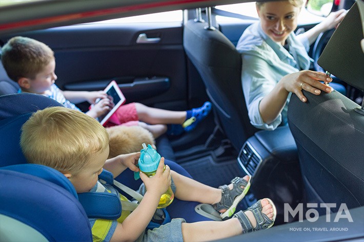 子どもと一緒に車でお出かけ 車内のストレスが減るおすすめ便利グッズ5選 コラム Mota