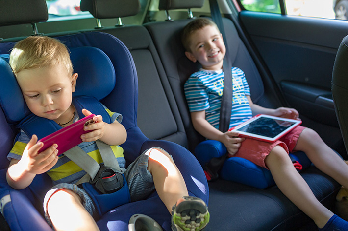 子どもの車内ぐずり対策どうする タブレットホルダーで動画を見せれば 大人も助かる コラム Mota