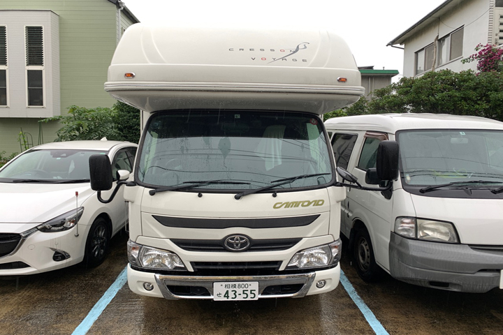 駐車場問題勃発 どデカイキャンピングカーって普段どこに保管するの 小沢コージ53歳 コロナ禍でキャンピングカー買っちゃいました コラム Mota