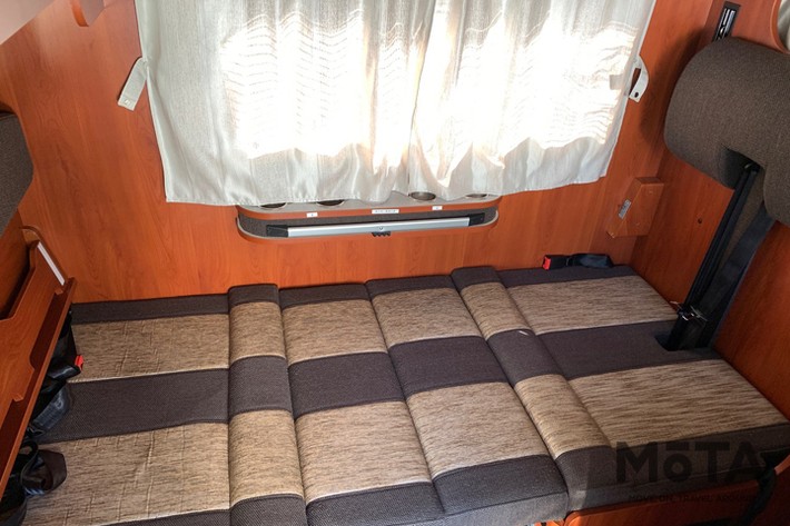 中央のデスクを畳んでしまえば、このようにベッドに大変身! こちらも別途マットレスを敷いた方が無難だ