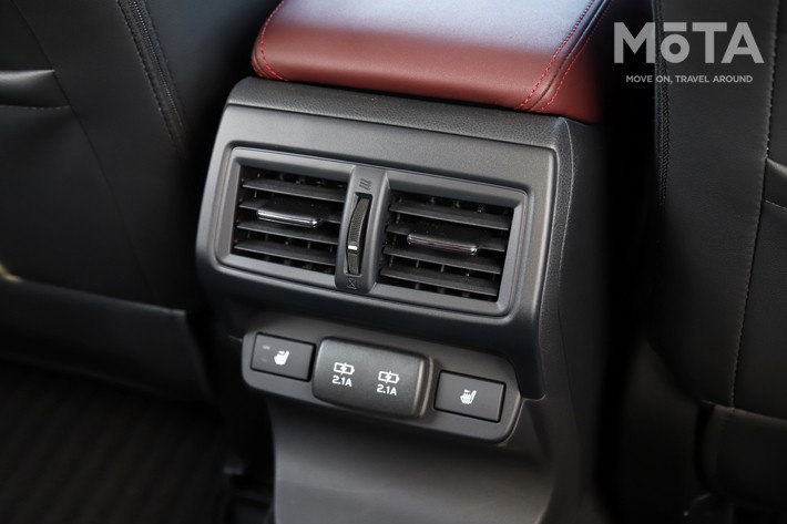 後席のシートヒーターはフロント用とは異なり、温度を2段階で調整できるタイプ