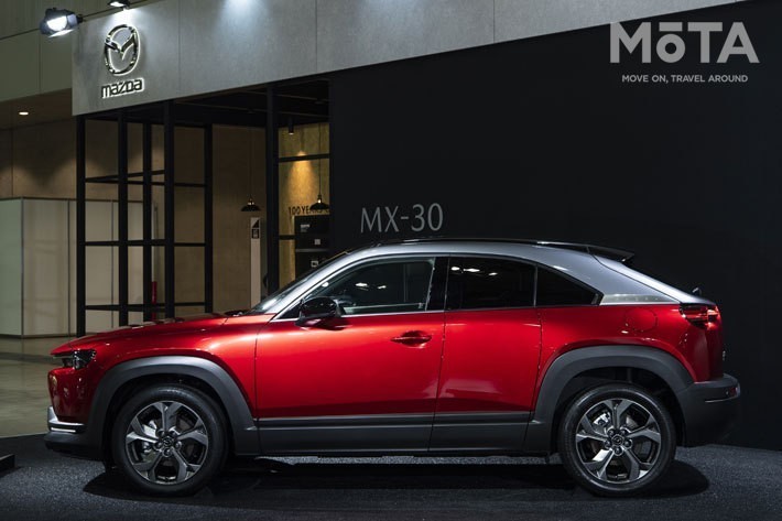 MX-30のボディサイズは、全長4395mm×全幅1795mm×全高1555mm、ホイールベース2655mm(欧州モデル・BEV仕様)。ほぼCX-30と同等の大きさとなります。