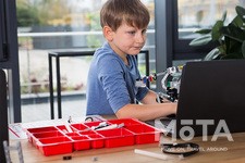 コンピューターと子供のイメージ