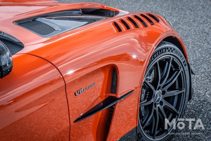 エクステリアカラーに採用されてる鮮やかなオレンジ色のマグマビームペイントは、AMG GT ブラックシリーズ専用カラーとしてオプション設定されました。