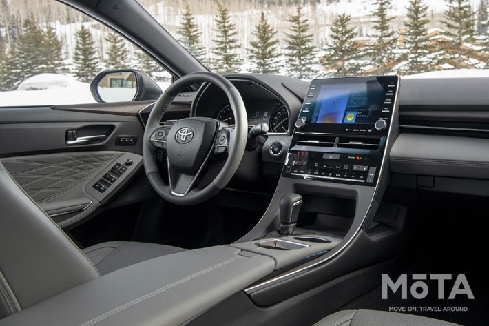 コクーン（繭《まゆ》）を称するように、心地良く包まれるような空間造形。インパネのウッドパネルは木工を得意とするヤマハ製のリアルウッドとなっています。