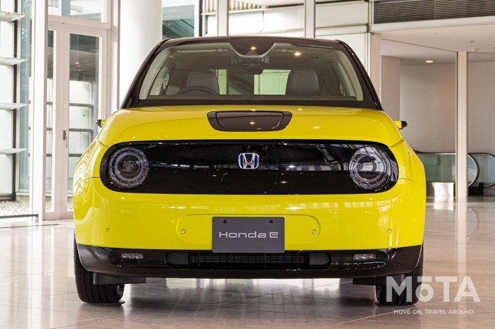 電気自動車のため、開口部の大きなラジエターグリルは備わらず、ボディのデコボコを抑えて滑らかに仕上げました。ヘッドランプとリヤコンビネーションランプは丸型で、ボディ前後の表情が似ているのが特徴的です。