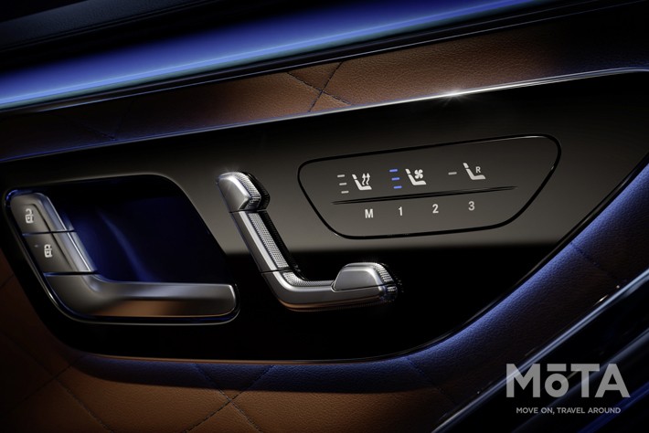 パワーシートの操作パネルも変更したほか、シートやアームレストのみならず、ドアパネルにもヒーターを内臓