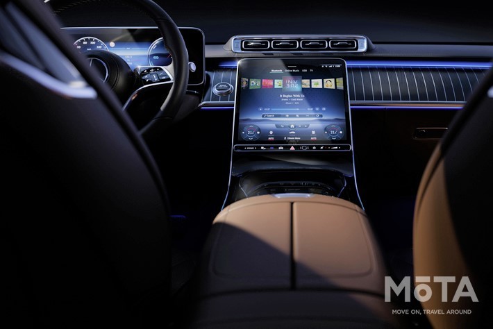 これまでの超ワイドディスプレイをやめ、正方形に近いモニターを中央に。それに加えて注目なのは驚異の77インチヘッドアップディスプレイで、AR技術を駆使して未来感満載のナビ表示などが可能