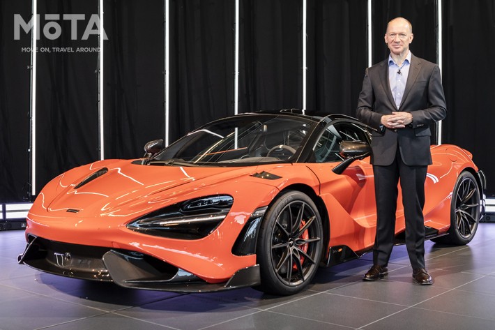 マクラーレン・オートモーティブのマイク・フルーウィッドCEOと最新モデルの「マクラーレン 765LT」