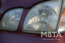 ヘッドライトの黄ばみを取る方法 黄ばみや曇りがついてしまったヘッドライトをきれいにクリーニング 初心者必見 編集部が語る自動車購入ノウハウ Mota